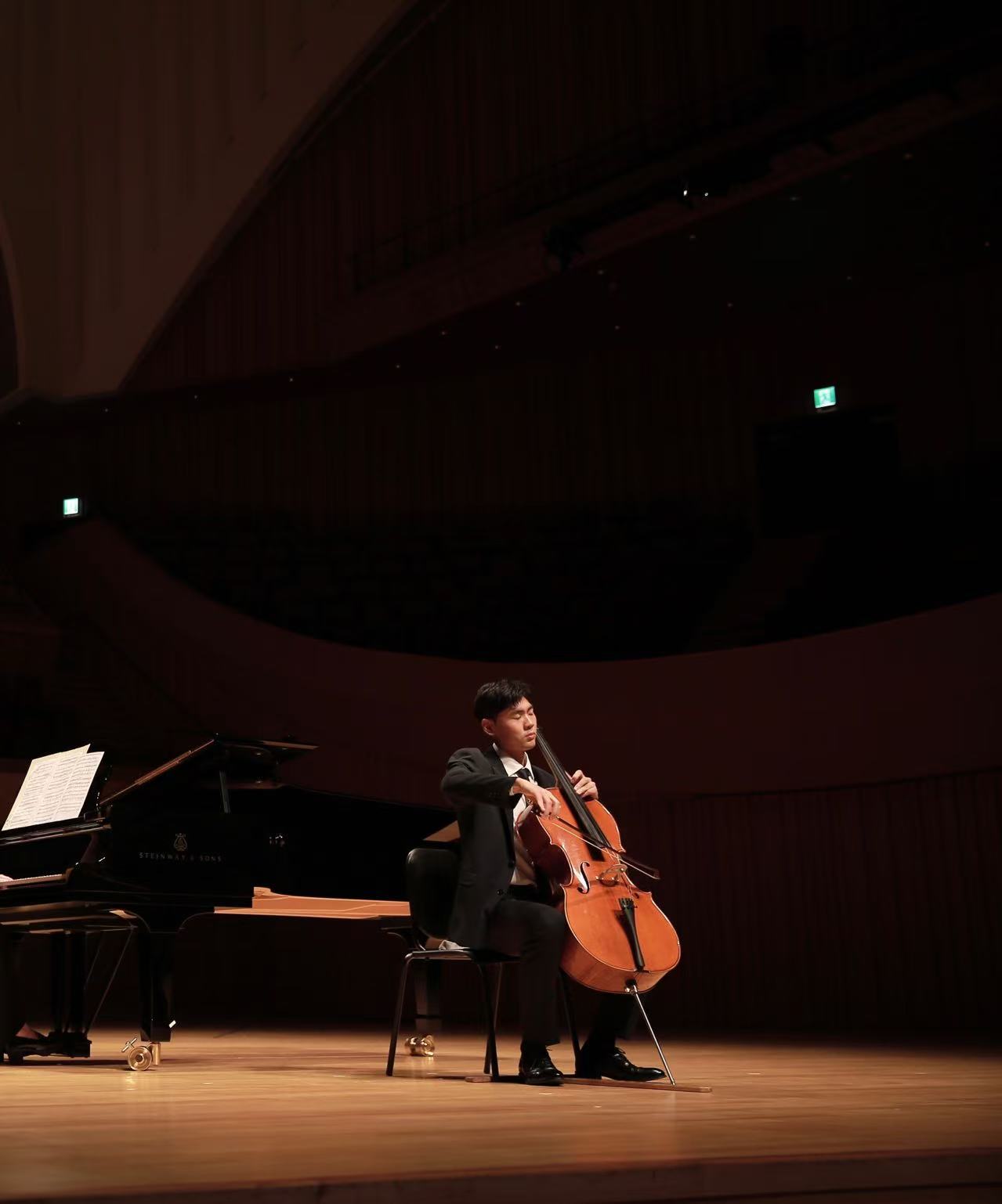 Cellist Chris Lee